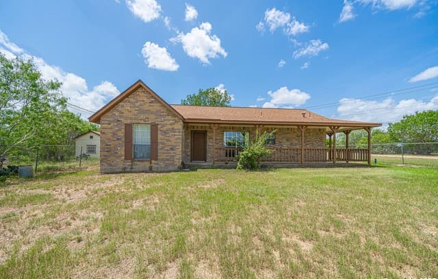 3-bedroom rental at 8540 Real Rd in San Antonio, TX — photo 1