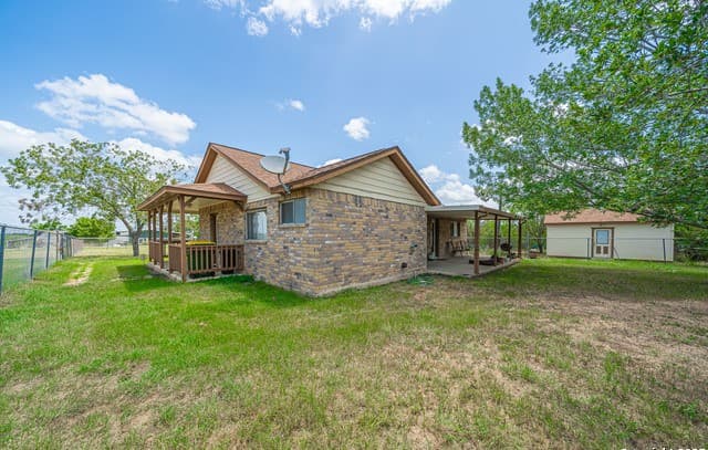 3-bedroom rental at 8540 Real Rd in San Antonio, TX — photo 5
