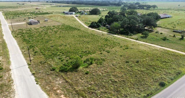 rental at 949 Cr 777 Lot 5 in Devine, TX — photo 2