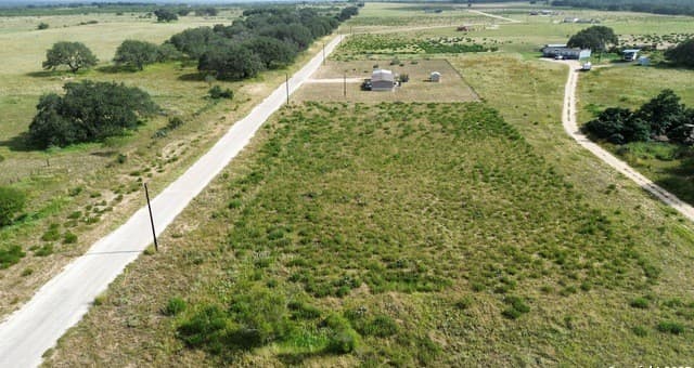 rental at 949 Cr 777 Lot 5 in Devine, TX — photo 3