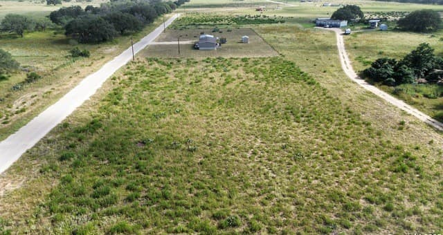 rental at 949 Cr 777 Lot 5 in Devine, TX — photo 5