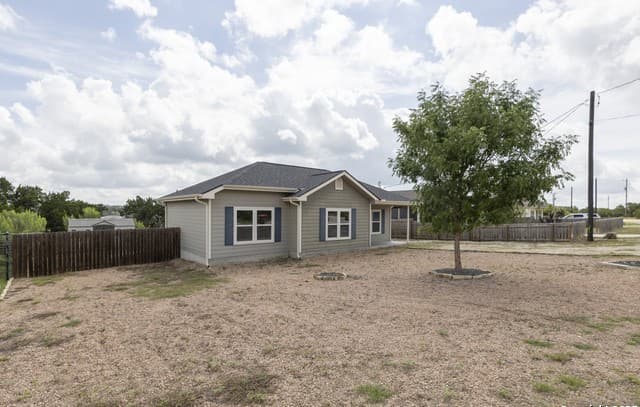 2-bedroom rental at 421 Cimarron in Spring Branch, TX — photo 3