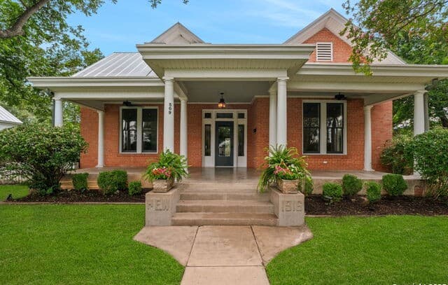 4-bedroom rental at 509 W Austin St in Fredericksburg, TX — photo 1