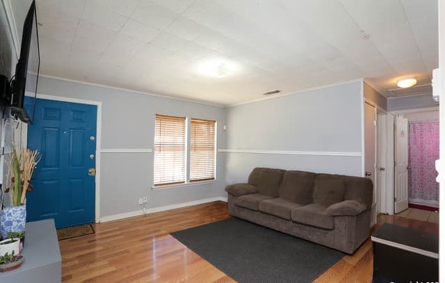 5-bedroom rental at 246 Flintstone Ln in Universal City, TX — photo 2