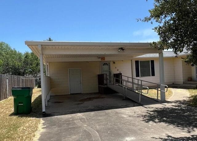 4-bedroom rental at 702 Esplanade in Karnes City, TX — photo 2