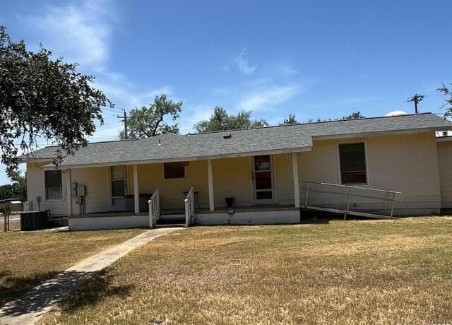 4-bedroom rental at 702 Esplanade in Karnes City, TX — photo 5