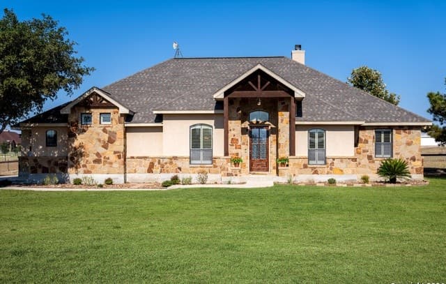 4-bedroom rental at 117 Abrego Run in Floresville, TX — photo 1