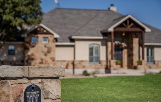 4-bedroom rental at 117 Abrego Run in Floresville, TX — photo 2