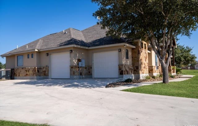 4-bedroom rental at 117 Abrego Run in Floresville, TX — photo 3