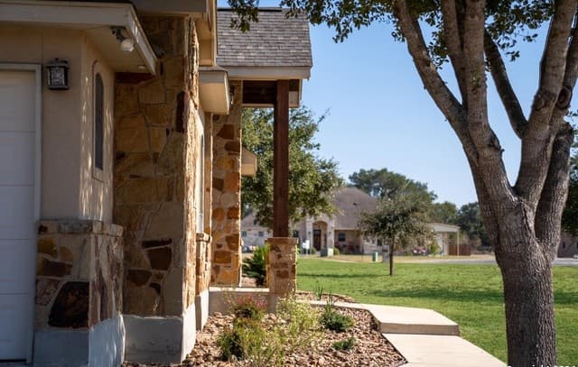 4-bedroom rental at 117 Abrego Run in Floresville, TX — photo 5