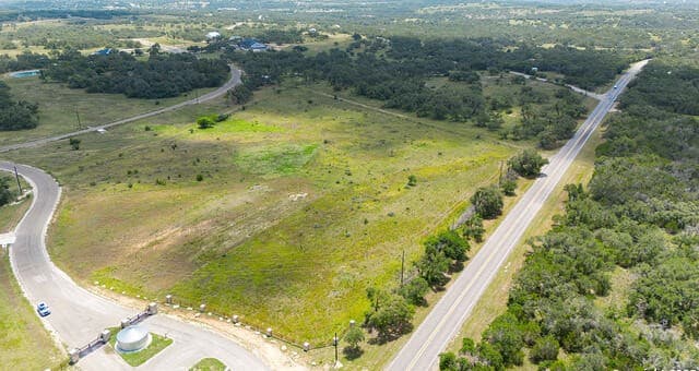 rental at 813 Old 32 Crossing in Blanco, TX — photo 4
