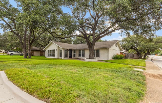3-bedroom rental at 14102 Red Maple in San Antonio, TX — photo 2