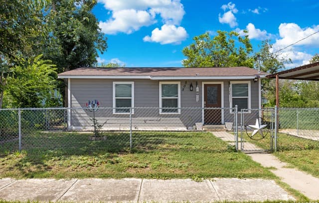 3-bedroom rental at 505 Avenue E in Poteet, TX — photo 1