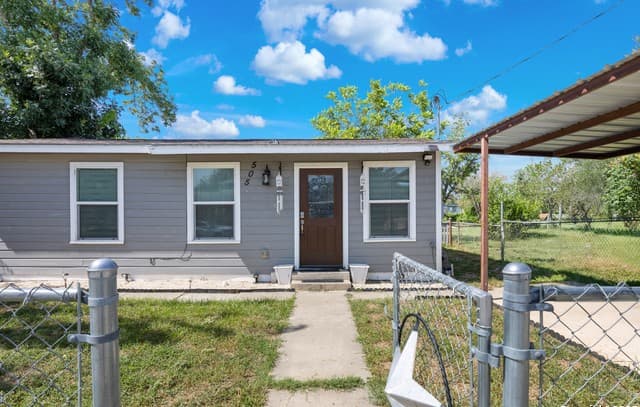 3-bedroom rental at 505 Avenue E in Poteet, TX — photo 2