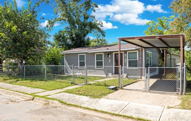 3-bedroom rental at 505 Avenue E in Poteet, TX — photo 3