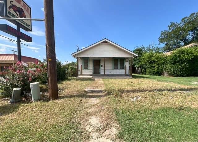 3-bedroom rental at 1143 Culebra Rd in San Antonio, TX — photo 2