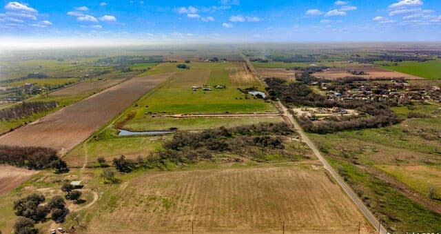 rental at 8774 N US Hwy 281 in Leming, TX — photo 3