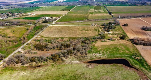 rental at 8774 N US Hwy 281 in Leming, TX — photo 4