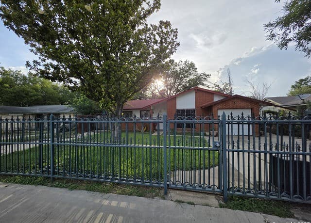 3-bedroom rental at 2103 Chesterhill in San Antonio, TX — photo 1