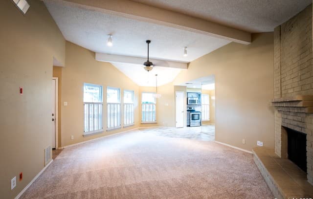 2-bedroom rental at 7813 Forest Briar in Live Oak, TX — photo 4