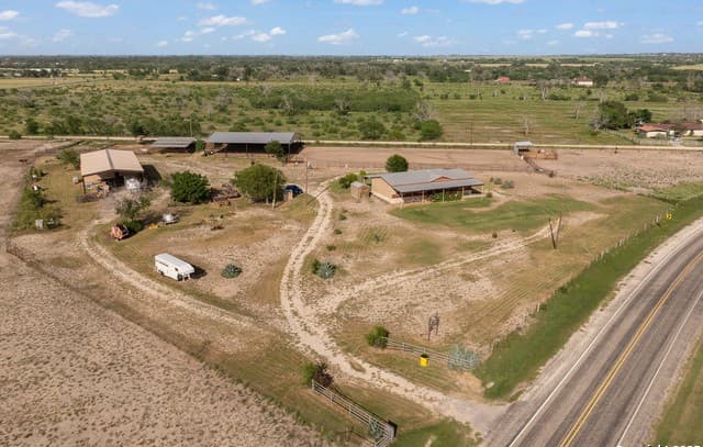 3-bedroom rental at 18434 Fm 471 in Natalia, TX — photo 4