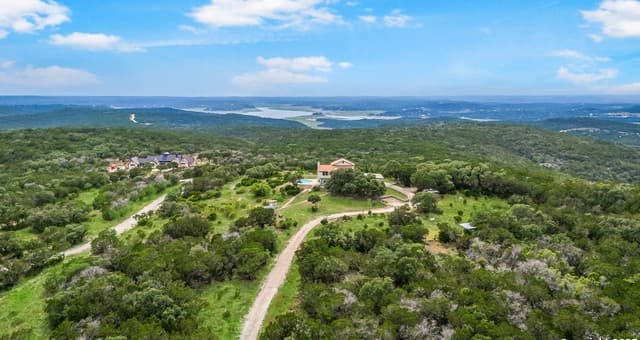 3-bedroom rental at 1494 County Road 270 in Mico, TX — photo 2