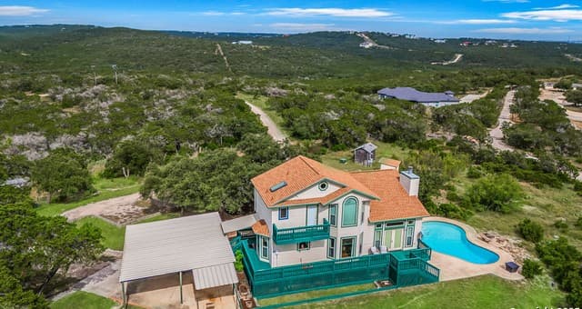 3-bedroom rental at 1494 County Road 270 in Mico, TX — photo 3