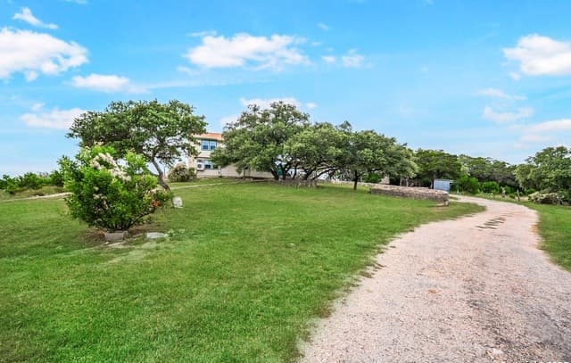 3-bedroom rental at 1494 County Road 270 in Mico, TX — photo 4
