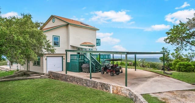 3-bedroom rental at 1494 County Road 270 in Mico, TX — photo 5