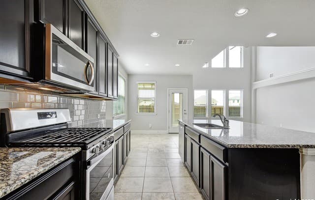 4-bedroom rental at 8103 Lovela Bend in San Antonio, TX — photo 2