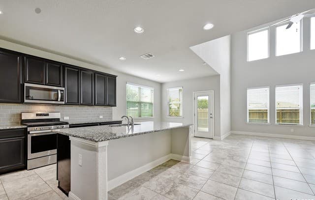 4-bedroom rental at 8103 Lovela Bend in San Antonio, TX — photo 4