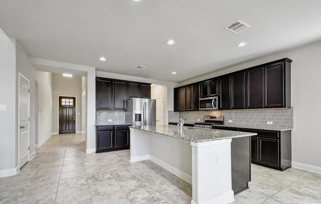 4-bedroom rental at 8103 Lovela Bend in San Antonio, TX — photo 5