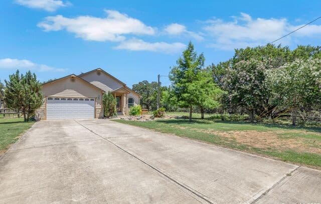 3-bedroom rental at 388 Deerwood in Bandera, TX — photo 5