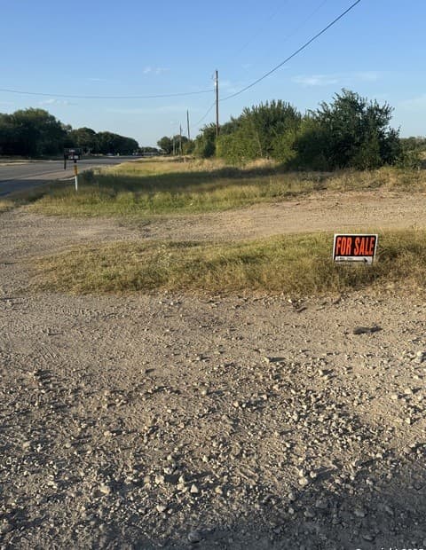 rental at 1050 N Hwy 132 in Natalia, TX — photo 2