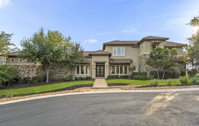 5-bedroom rental at 7 Kings Tower in San Antonio, TX — photo 4