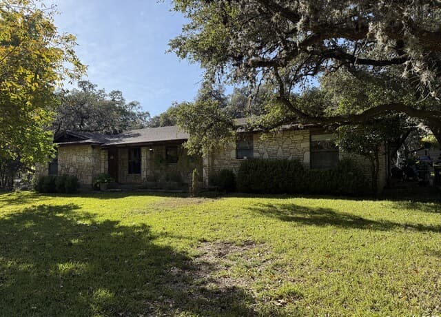 6-bedroom rental at 167 Riverwood in Boerne, TX — photo 2