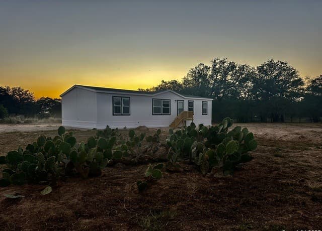 4-bedroom rental at 5161 County Road 302 in Floresville, TX — photo 1