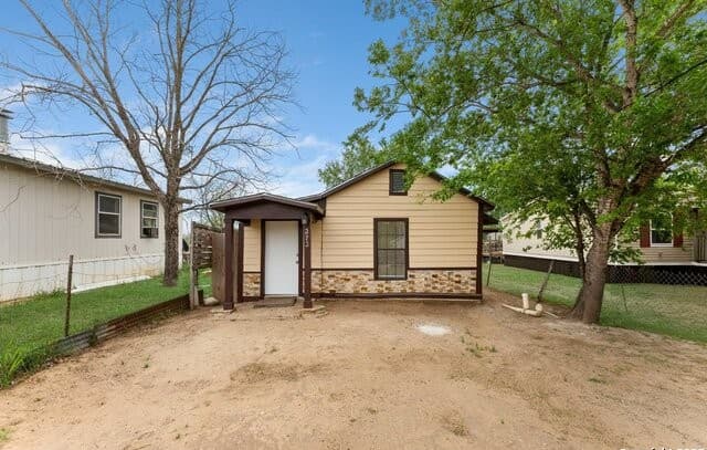 3-bedroom rental at 373 Avenue I in Poteet, TX — photo 1