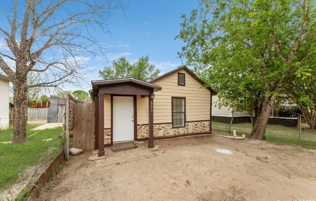 3-bedroom rental at 373 Avenue I in Poteet, TX — photo 3