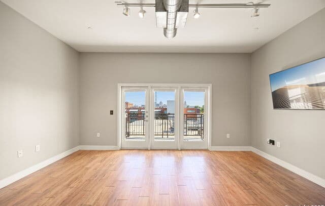 1-bedroom rental at 1401 S Flores St Unit #409 in San Antonio, TX — photo 5