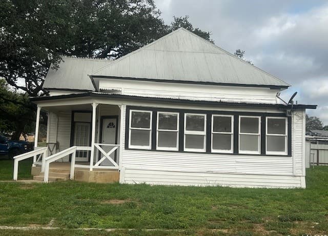 2-bedroom rental at 308 W Coker in Devine, TX — photo 2