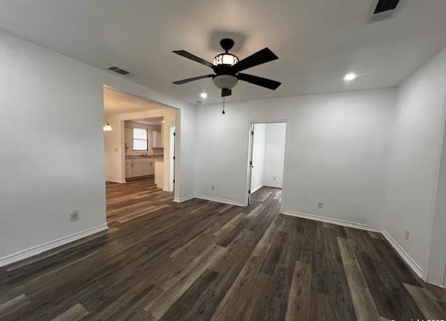 2-bedroom rental at 308 W Coker in Devine, TX — photo 4