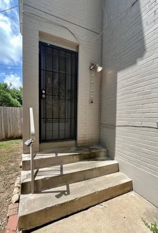 1-bedroom rental at 424 E Ashby Pl Unit 4 in San Antonio, TX — photo 2