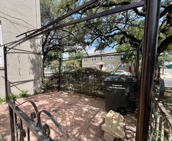1-bedroom rental at 424 E Ashby Pl Unit 4 in San Antonio, TX — photo 4