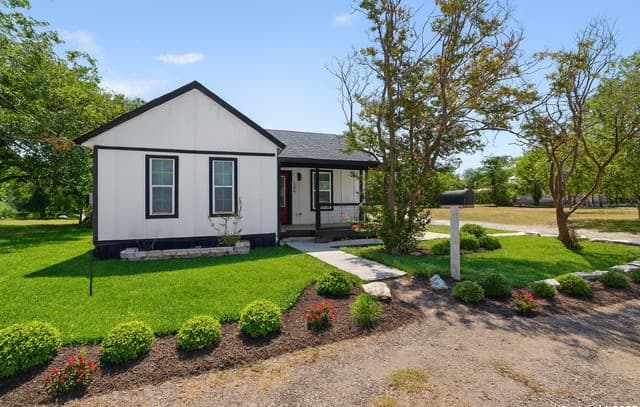 3-bedroom rental at 1203 Avenue J in Hondo, TX — photo 2