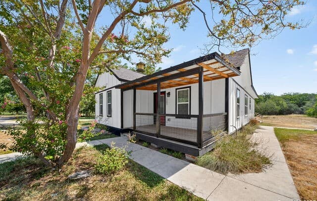 3-bedroom rental at 1203 Avenue J in Hondo, TX — photo 5