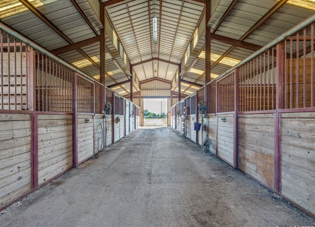 rental at 819 Us Highway 87 in Stockdale, TX — photo 3