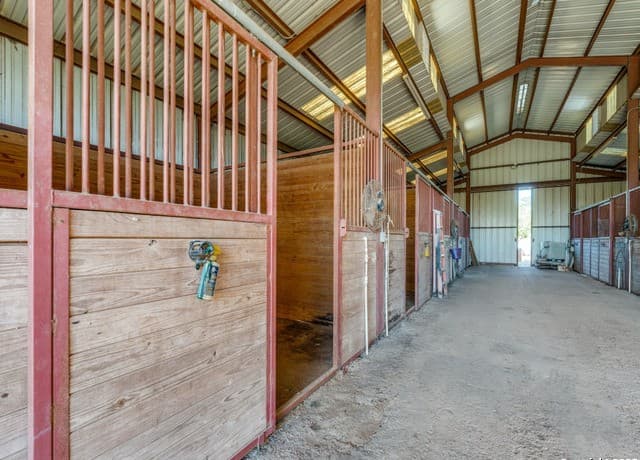 rental at 819 Us Highway 87 in Stockdale, TX — photo 4