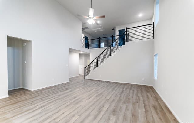 5-bedroom rental at 14740 Sycamore Xing in San Antonio, TX — photo 3