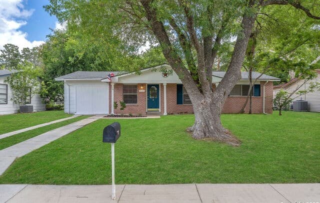 3-bedroom rental at 5131 Redding in Kirby, TX — photo 3